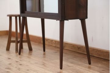 アンティーク家具　アンティーク　古いタバコ屋の脚付き両面ガラス収納棚?(ガラスケース・飾り棚)