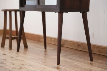 アンティーク家具　 アンティーク　古いタバコ屋の脚付き両面ガラス収納棚(ガラスケース・飾り棚)