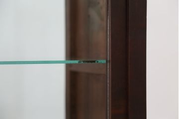 アンティーク家具　 アンティーク　古いタバコ屋の脚付き両面ガラス収納棚(ガラスケース・飾り棚)