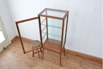 レトロ家具　昭和レトロ　脚付き縦型ガラスケース(ショーケース)