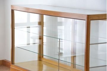 アンティーク家具　アンティーク　極上　素晴らしい造りとデザインの引き出し付きガラスケース(ショーケース)