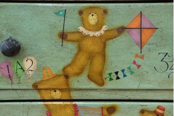 イギリス　ロイズ・アンティークス取り扱い　手描きクマさんチェスト?(テディチェスト)