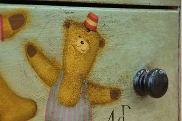 イギリス　ロイズ・アンティークス取り扱い　手描きクマさんチェスト?(テディチェスト)