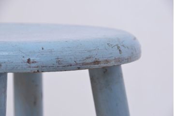 アンティーク家具　アンティークペイント　くすんだ水色のかわいいスツール