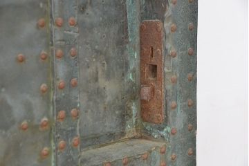 古民具・骨董　味わい深い　前面銅板張りの大きな蔵戸(玄関戸)