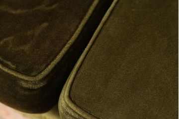 ヴィンテージ家具　イギリスビンテージ　クラシックな風合いのチェスターフィールド風3人掛けソファ