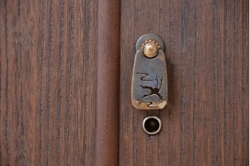 レトロ家具　昭和レトロ　古い木の脚付き観音開き収納棚(ローボード)