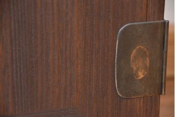 レトロ家具　昭和レトロ　古い木の脚付き観音開き収納棚(ローボード)