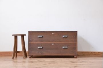 アンティーク家具　アンティーク　古い木のシンプルな脚付きローチェスト(1)(ローボード)