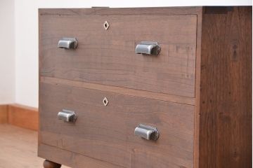 アンティーク家具　アンティーク　古い木のシンプルな脚付きローチェスト(1)(ローボード)