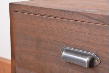 アンティーク家具　アンティーク　古い木のシンプルな脚付きローチェスト(1)(ローボード)