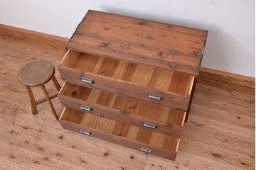 アンティーク家具　アンティーク　古い木のシンプルな脚付きローチェスト?(ローボード)
