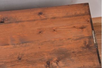 アンティーク家具　アンティーク　古い木のシンプルな脚付きローチェスト?(ローボード)