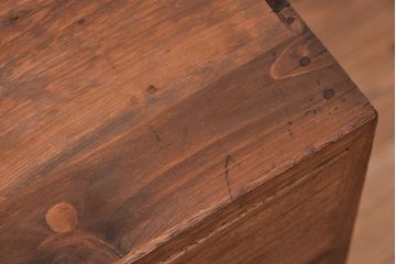 アンティーク家具　アンティーク　古い木のシンプルな脚付きローチェスト?(ローボード)