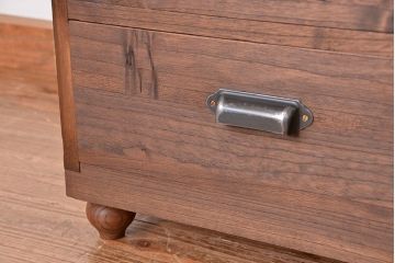 アンティーク家具　アンティーク　古い木のシンプルな脚付きローチェスト?(ローボード)