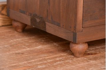 アンティーク家具　アンティーク　古い木のシンプルな脚付きローチェスト?(ローボード)