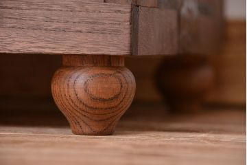 アンティーク家具　アンティーク　古い木のシンプルな脚付きローチェスト?(ローボード)