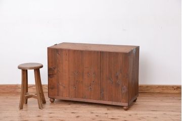 アンティーク家具　アンティーク　古い木のシンプルな脚付きローチェスト?(ローボード)