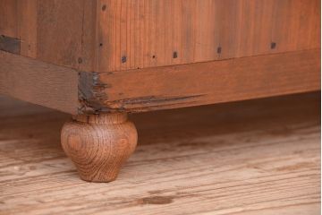 アンティーク家具　アンティーク　古い木のシンプルな脚付きローチェスト?(ローボード)