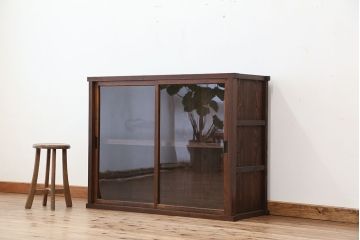 アンティーク家具　★アンティーク　シンプルなガラス引き戸収納棚(食器棚、飾り棚)