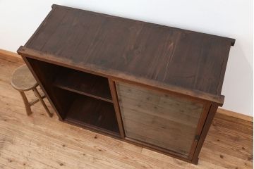 アンティーク家具　★アンティーク　シンプルなガラス引き戸収納棚(食器棚、飾り棚)