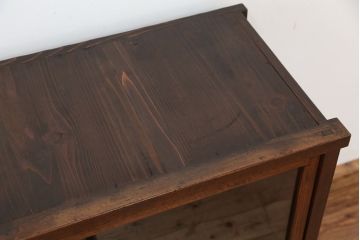 アンティーク家具　★アンティーク　シンプルなガラス引き戸収納棚(食器棚、飾り棚)