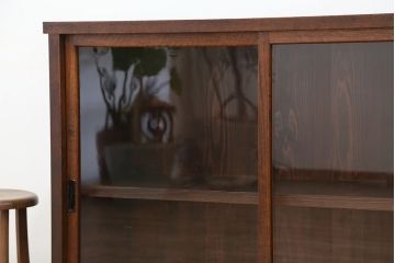 アンティーク家具　★アンティーク　シンプルなガラス引き戸収納棚(食器棚、飾り棚)