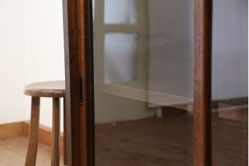 アンティーク家具　★アンティーク　シンプルなガラス引き戸収納棚(食器棚、飾り棚)