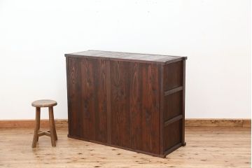アンティーク家具　★アンティーク　シンプルなガラス引き戸収納棚(食器棚、飾り棚)