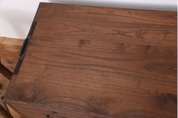 アンティーク家具　アンティーク　古い木の四杯引き出し脚付きローチェスト(ローボード)
