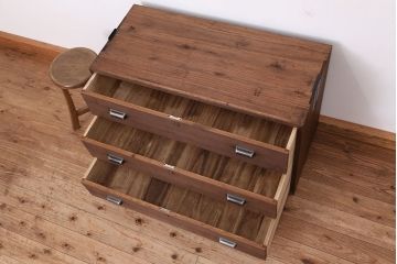 アンティーク家具　アンティーク　古い木のシンプルな三杯引き出し脚付きチェスト
