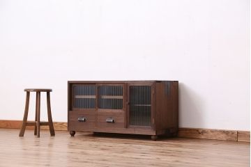 アンティーク家具　アンティーク　古い木のモールガラス扉のローボード(ローチェスト、収納棚)