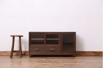 アンティーク家具　アンティーク　古い木のモールガラス扉のローボード(ローチェスト、収納棚)