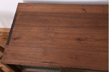 アンティーク家具　アンティーク　古い木のモールガラス扉のローボード(ローチェスト、収納棚)