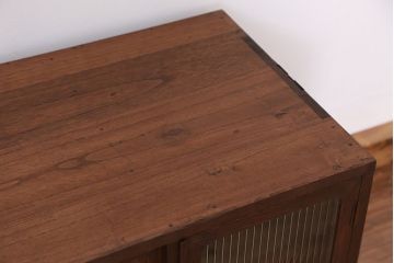 アンティーク家具　アンティーク　古い木のモールガラス扉のローボード(ローチェスト、収納棚)