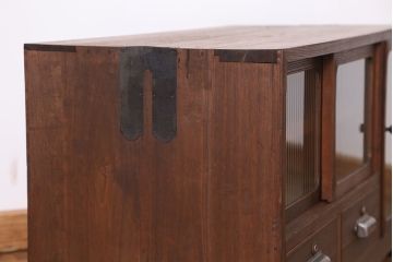 アンティーク家具　アンティーク　古い木のモールガラス扉のローボード(ローチェスト、収納棚)