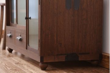 アンティーク家具　アンティーク　古い木のモールガラス扉のローボード(ローチェスト、収納棚)