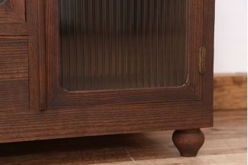 アンティーク家具　アンティーク　古い木のモールガラス扉のローボード(ローチェスト、収納棚)