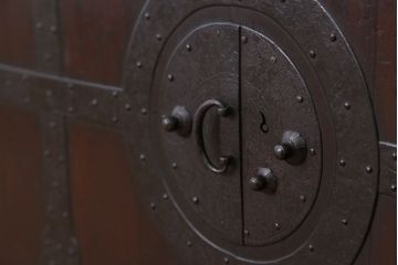 アンティーク家具　古民具・骨董　天板補強の観音開き時代箪笥ローチェスト(ローボード)