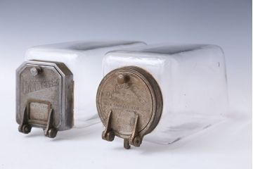 アンティーク雑貨　アンティーク 古い商店の蓋付きガラスビン[瓶]2個セット?(菓子瓶)
