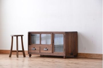 アンティーク家具　アンティーク　モールガラス脚付きローボード?(収納棚)