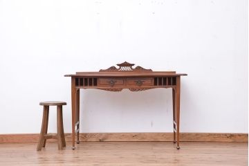 アンティーク家具　イギリスアンティーク　マホガニー材美しいカービングライティングデスク