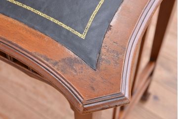 アンティーク家具　イギリスアンティーク　マホガニー材美しいカービングライティングデスク