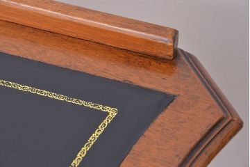 アンティーク家具　イギリスアンティーク　マホガニー材美しいカービングライティングデスク