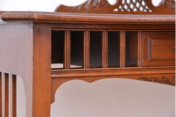 アンティーク家具　イギリスアンティーク　マホガニー材美しいカービングライティングデスク