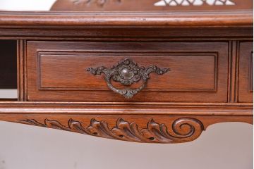 アンティーク家具　イギリスアンティーク　マホガニー材美しいカービングライティングデスク
