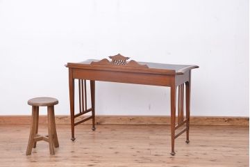 アンティーク家具　イギリスアンティーク　マホガニー材美しいカービングライティングデスク