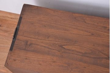 アンティーク家具　アンティーク　古い木のシンプルな脚付きローチェスト(ローボード)