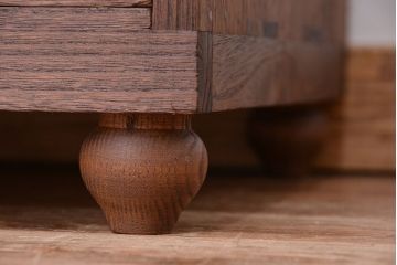 アンティーク家具　アンティーク　古い木のシンプルな脚付きローチェスト(ローボード)