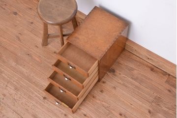 アンティーク家具　アンティーク　古いナラ材のネームプレート四段小引き出し